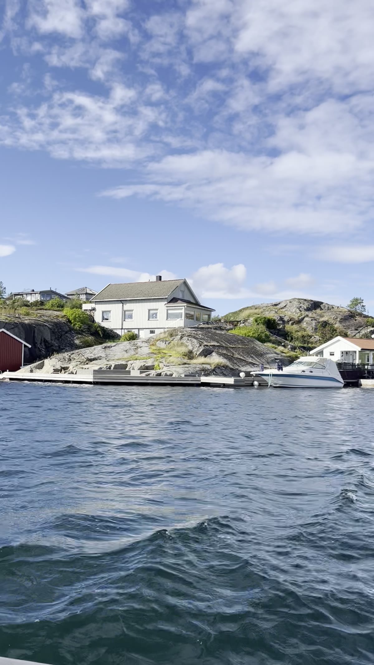 Et hvitt hus på en holme i skjærgården